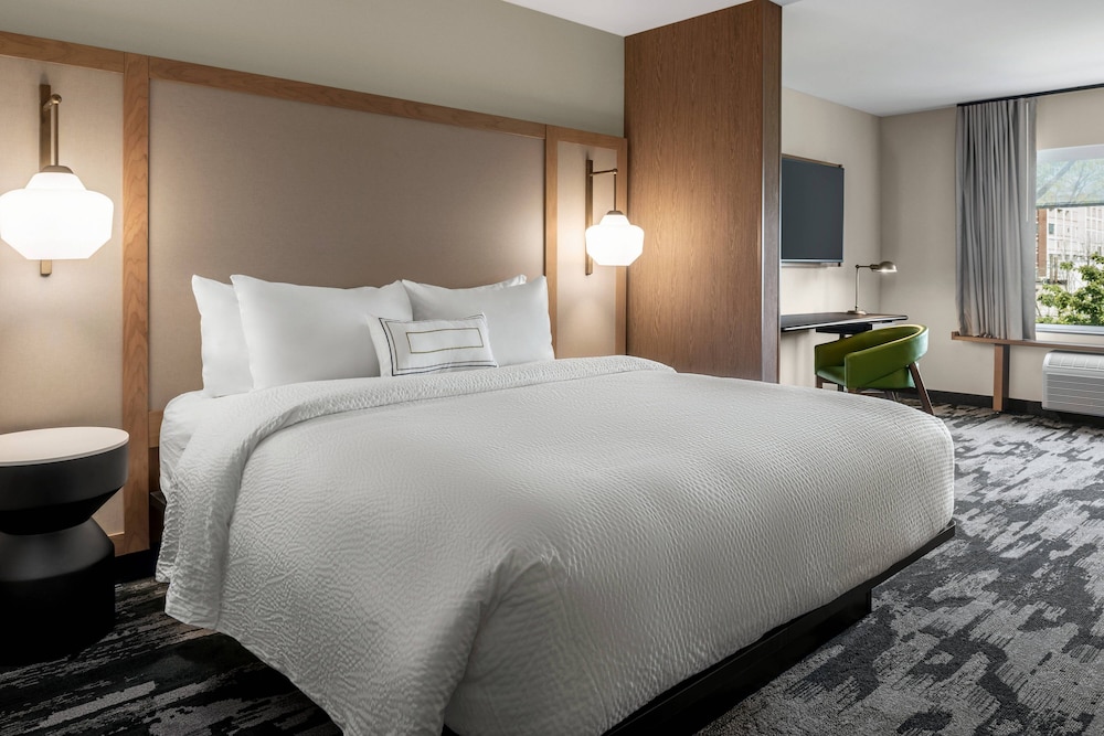 Fairfield Inn Suites Milwaukee West 10/38