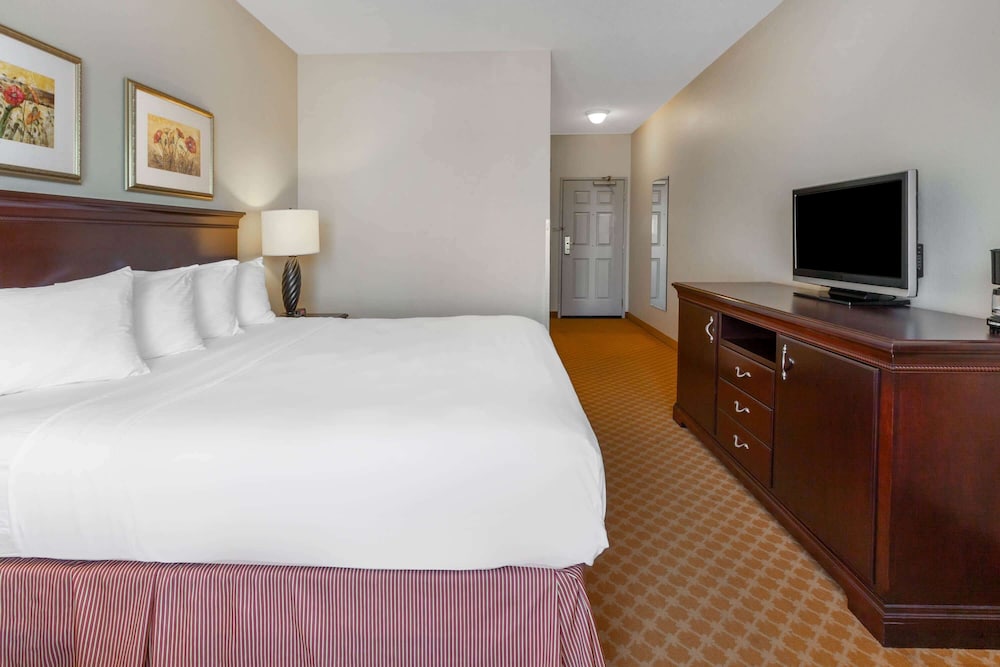 AmericInn by Wyndham Iron Mountain 18/51
