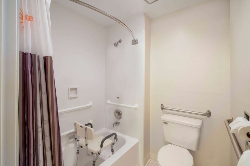 La Quinta Inn & Suites by Wyndham Nashville Airport 18/63