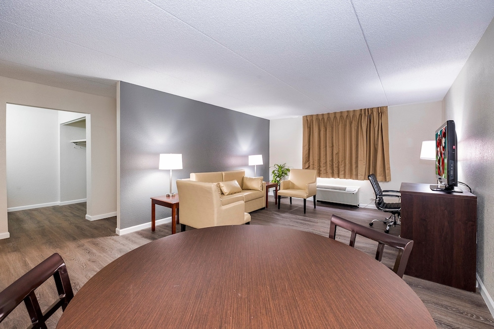 Red Roof PLUS & Suites Knoxville West - Cedar Bluff 33/51