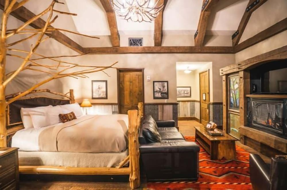 Tree House, King Bed