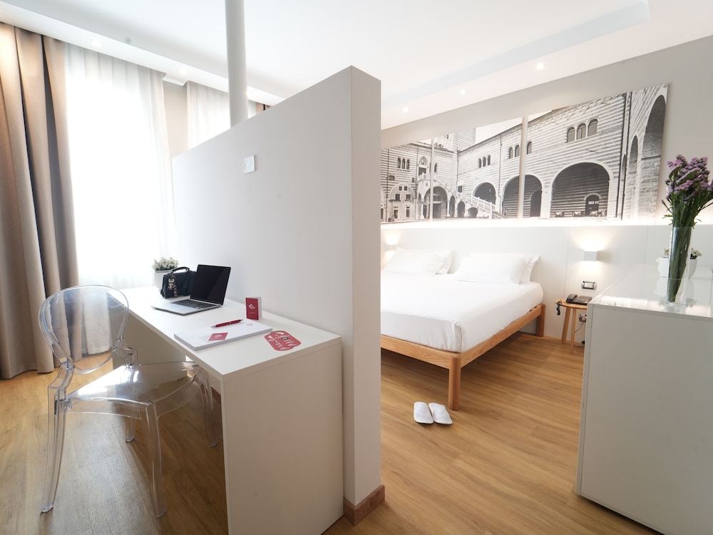 JUNIOR SUITE, KING BED