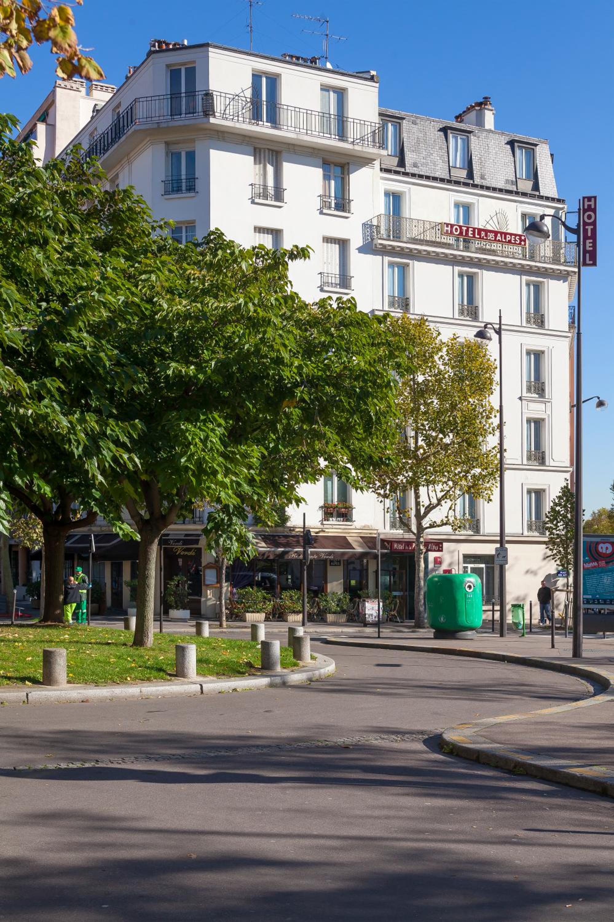 HOTEL DE LA PLACE DES ALPES 27/35