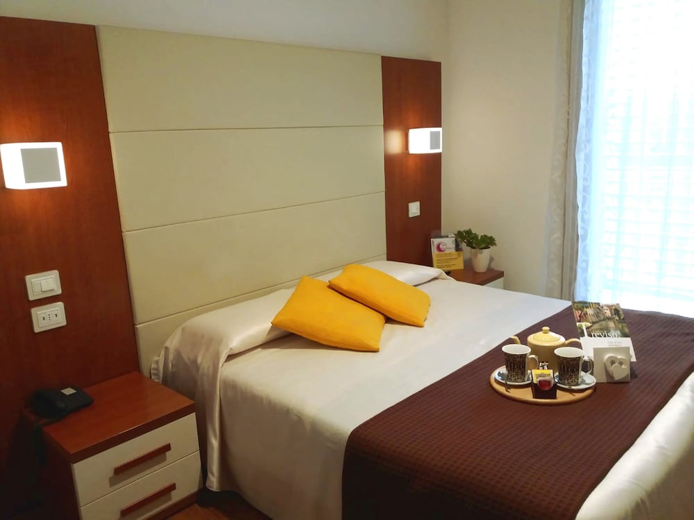 Hotel Mezzaluna 25/50