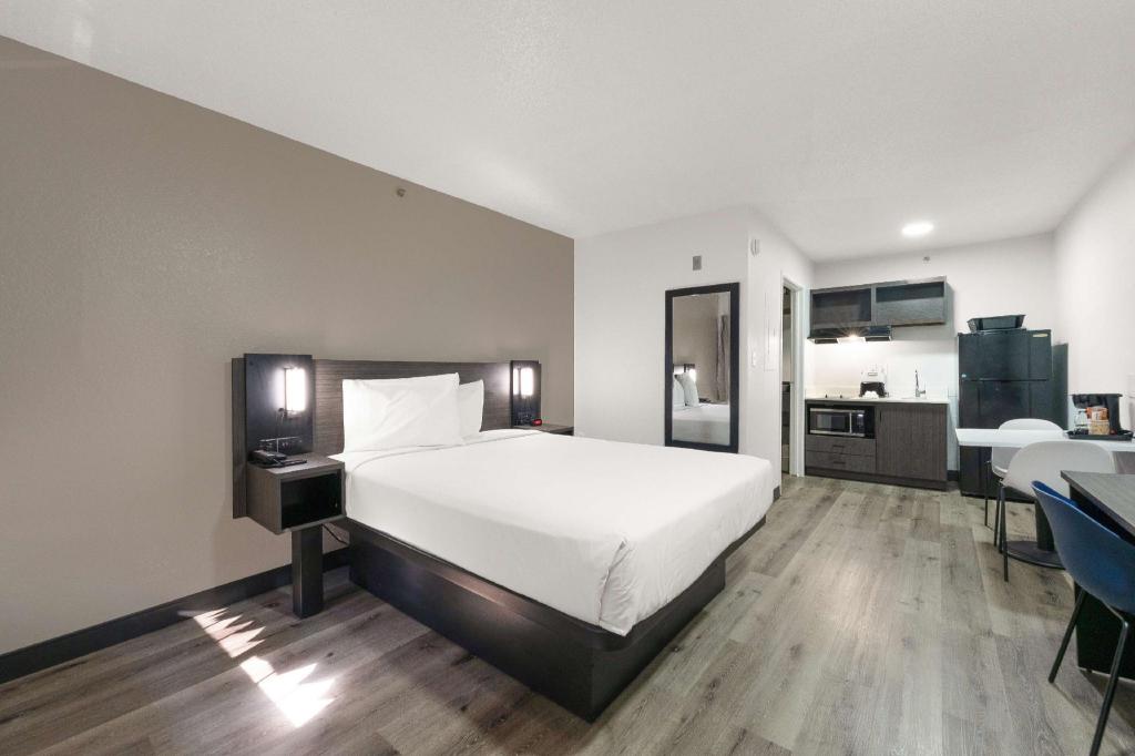 1 Queen Bed - Micfridge, Smoking