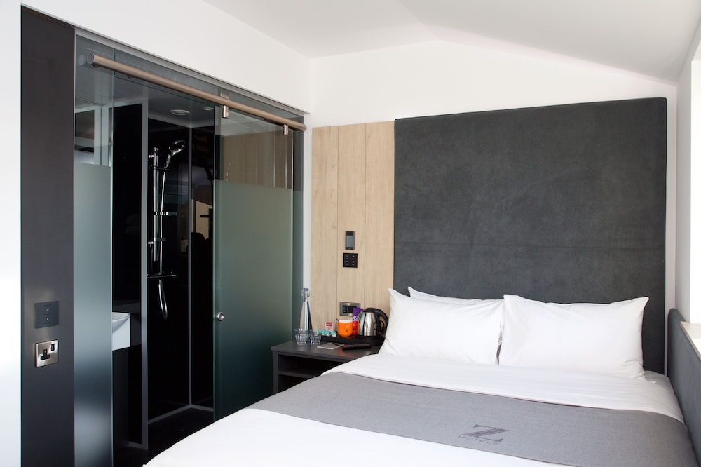 Club, Queen Bed