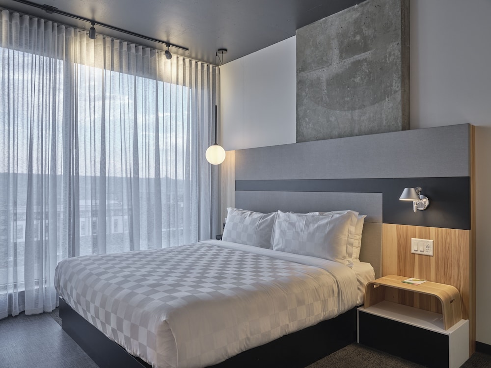 CLASSIC, KING BED, MOUNTAIN VIEW