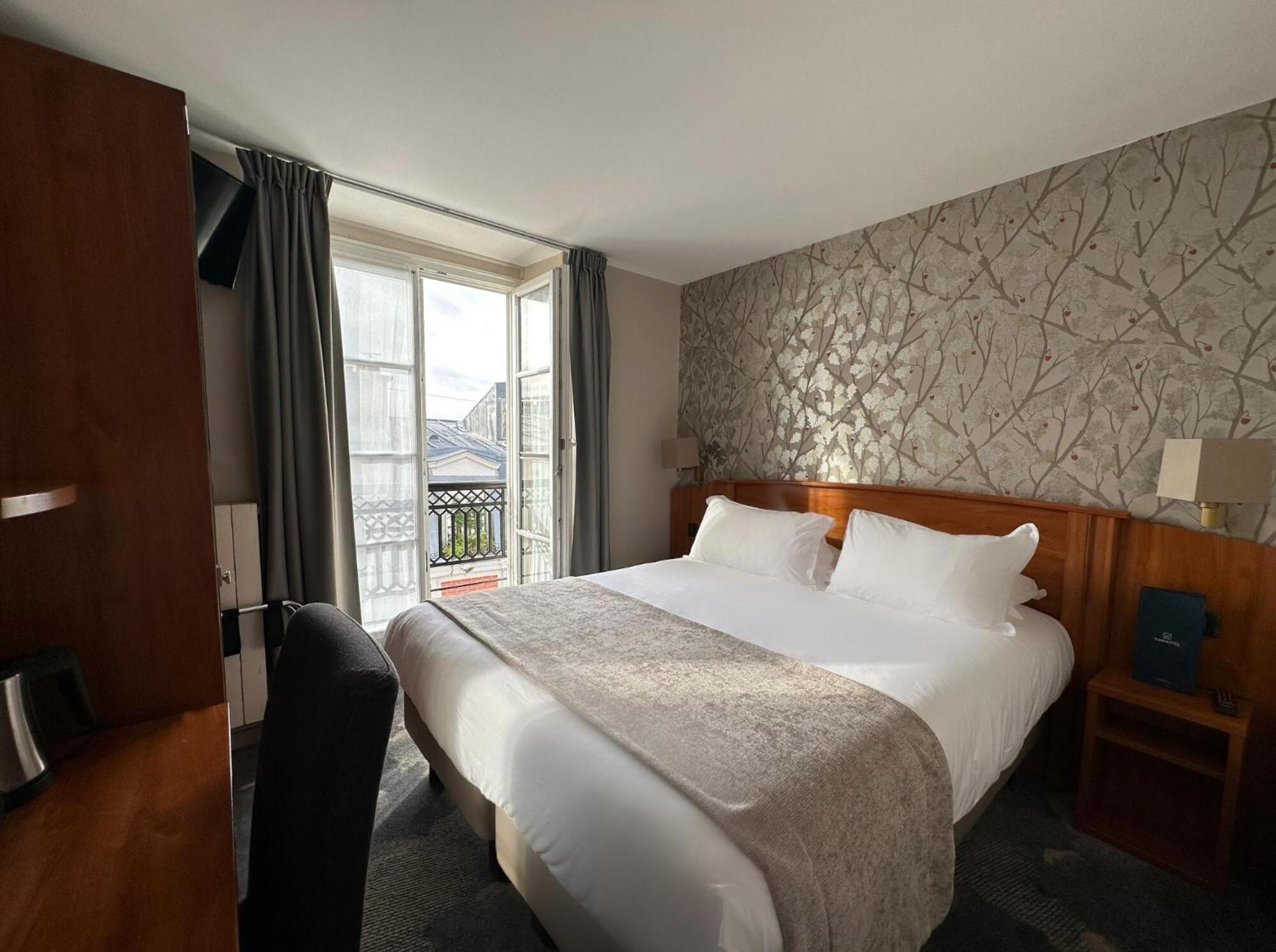 Comfort, Queen Bed