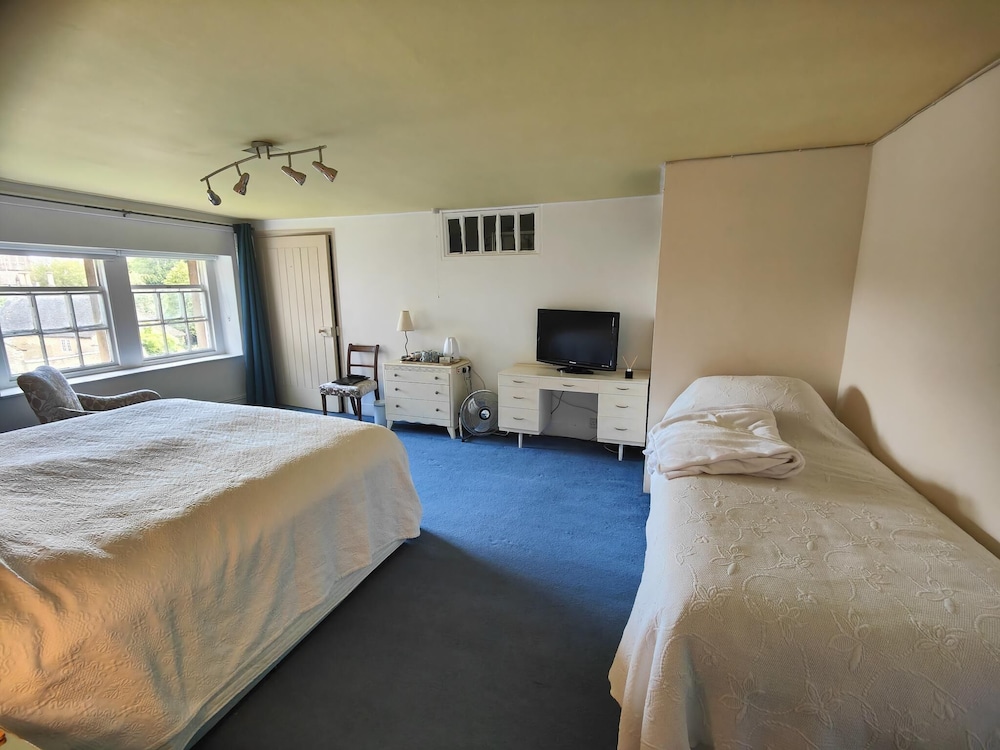 Super, 1 King and 1 Single Beds