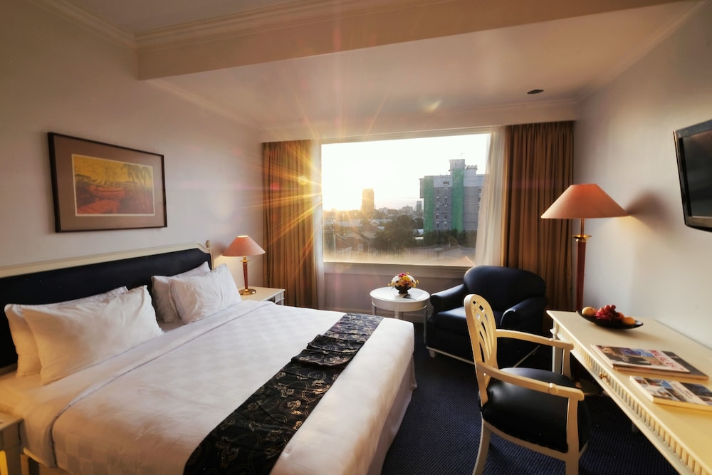 Club, King Bed, City View, ARYADUTA MAKASSAR 2/5