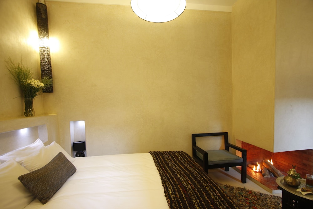 DELUXE, DOUBLE OR TWIN BED