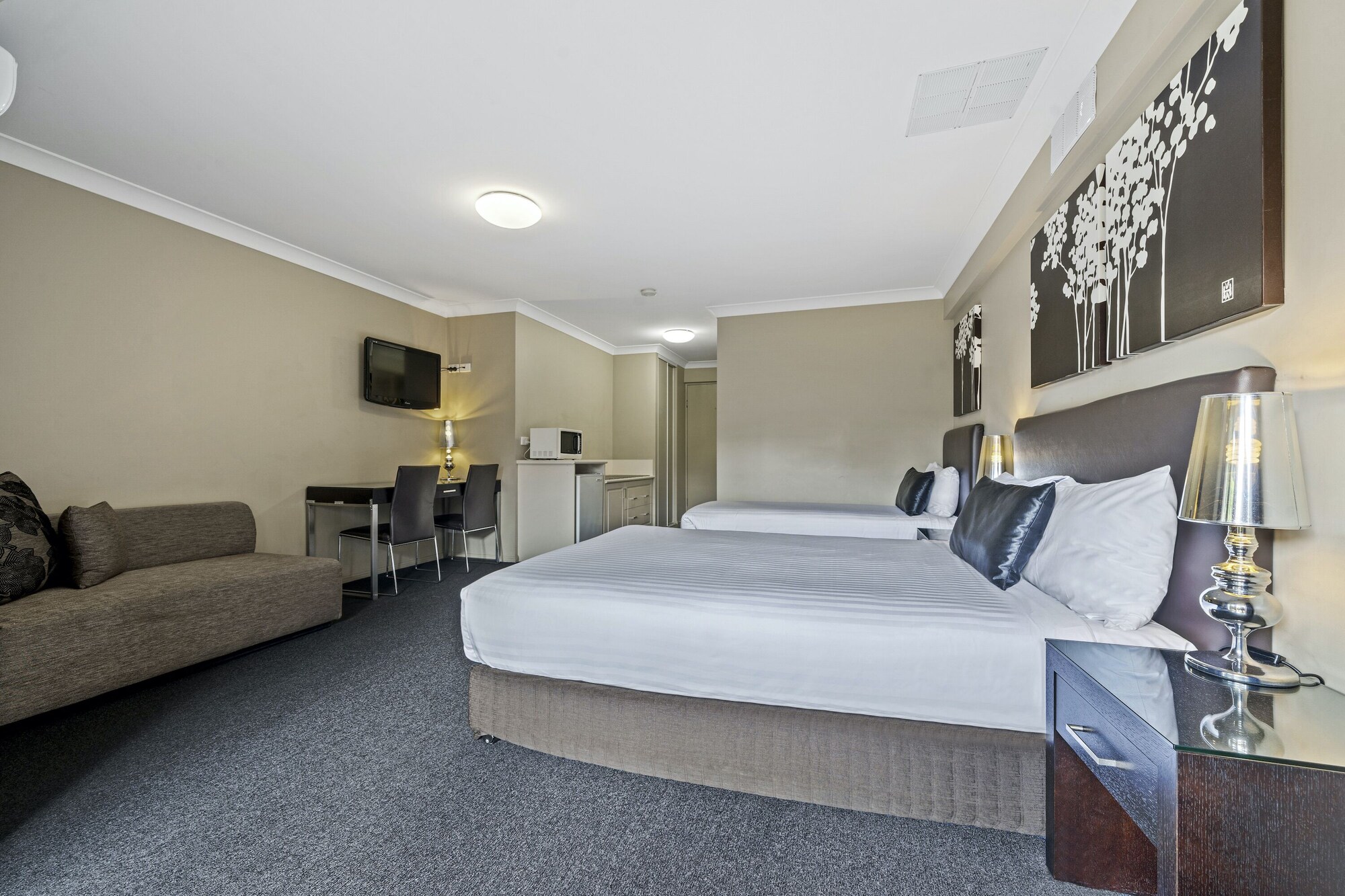 DELUXE, TWIN BEDS