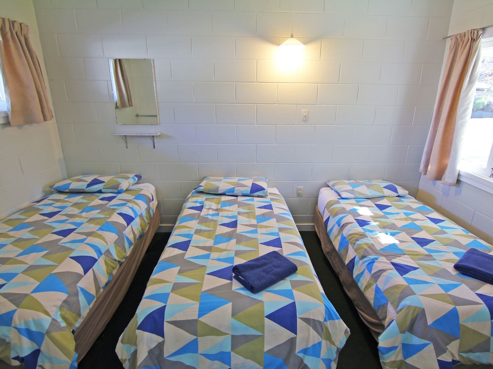 1 Bedroom, Plus, Cabin, 1 Queen and 3 Single Beds, Shared Bathroom, Kitchen