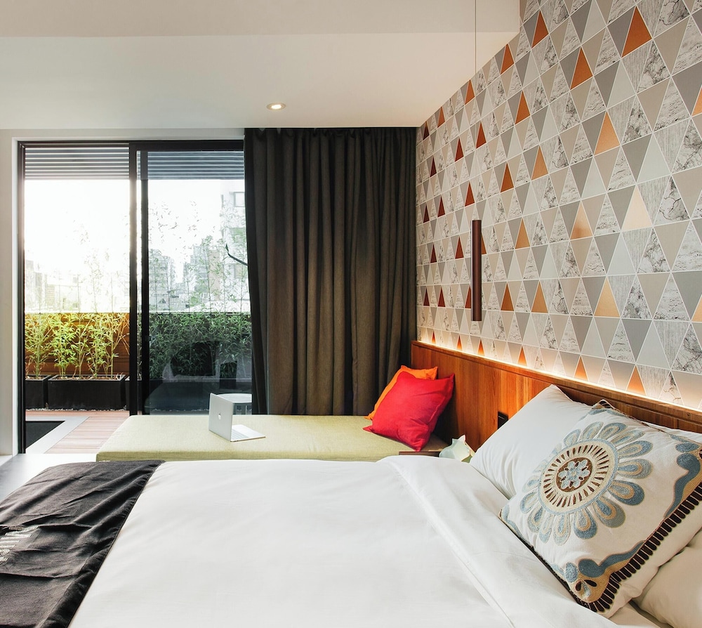 CHECK inn Taichung Zhongshan 11/50