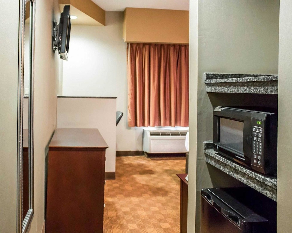 Comfort Suites Perrysburg - Toledo South 30/49