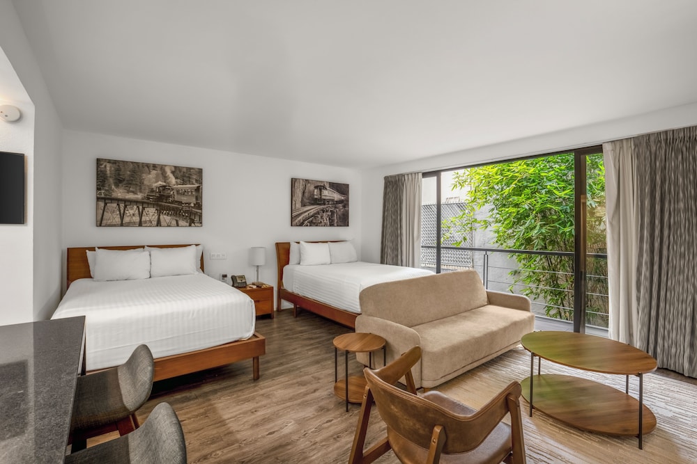 Deluxe, Suite, 2 Double Beds 3/10