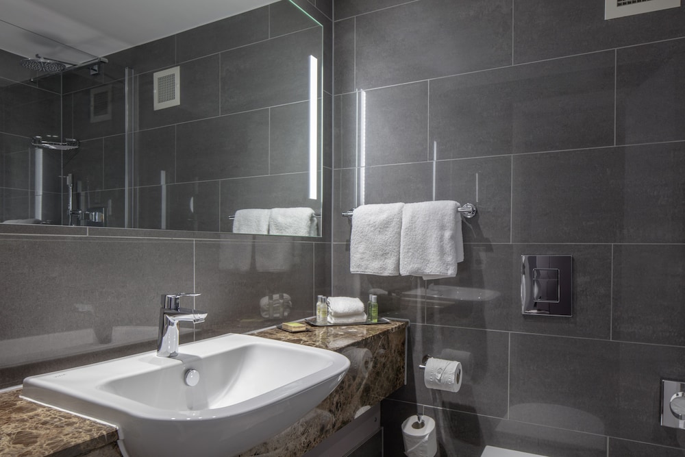 Doubletree By Hilton Hotel Bristol City Centre Ex Ramada Bristol City 23/82