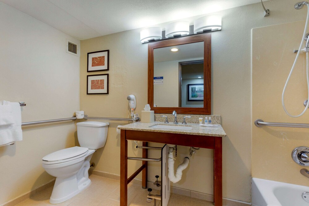 Comfort Suites Near Potomac Mills 29/50