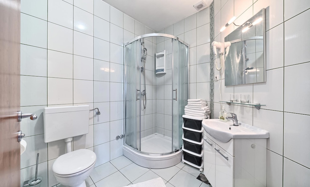 Stipe Aparthotel 74/81