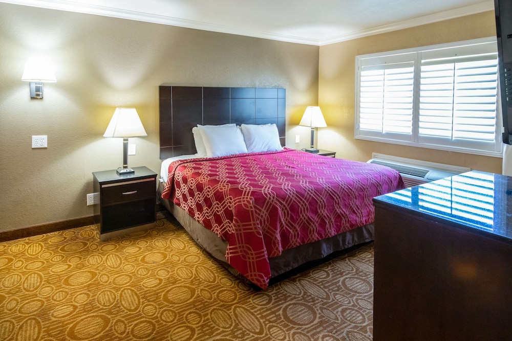 Econo Lodge Inn & Suites Fallbrook Downtown 15/31