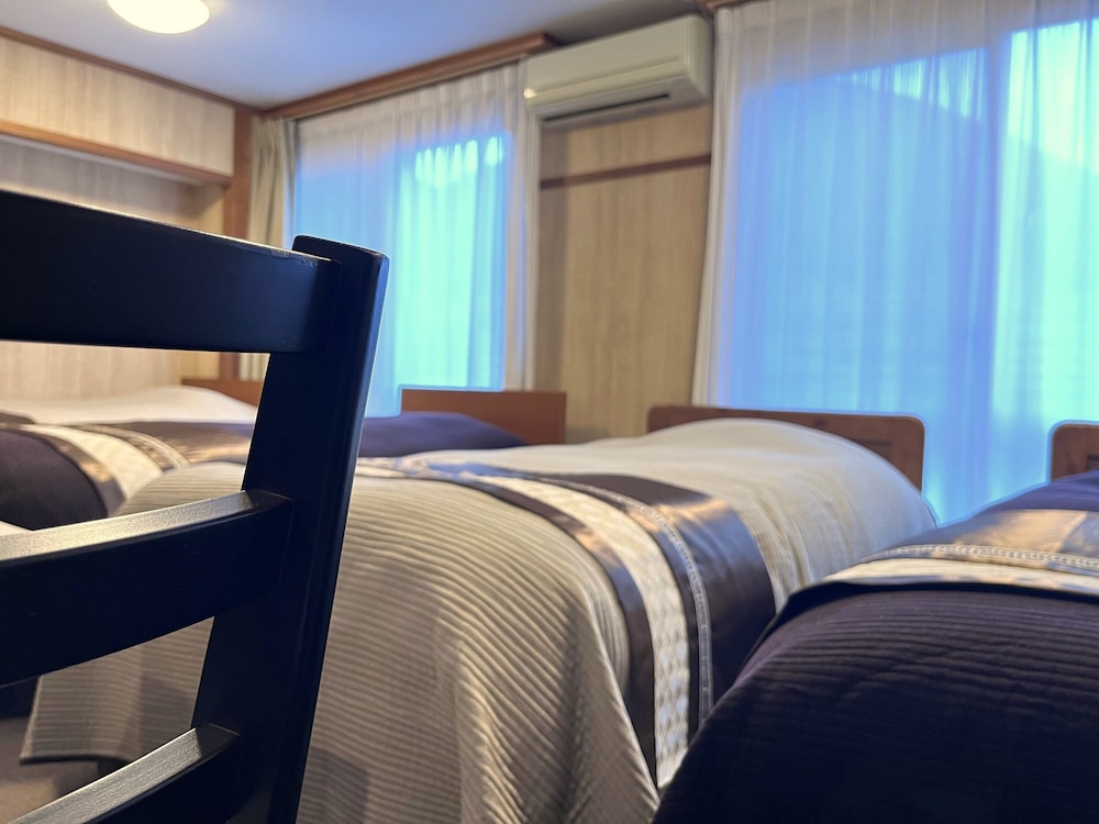 ROOM, QUADRUPLE