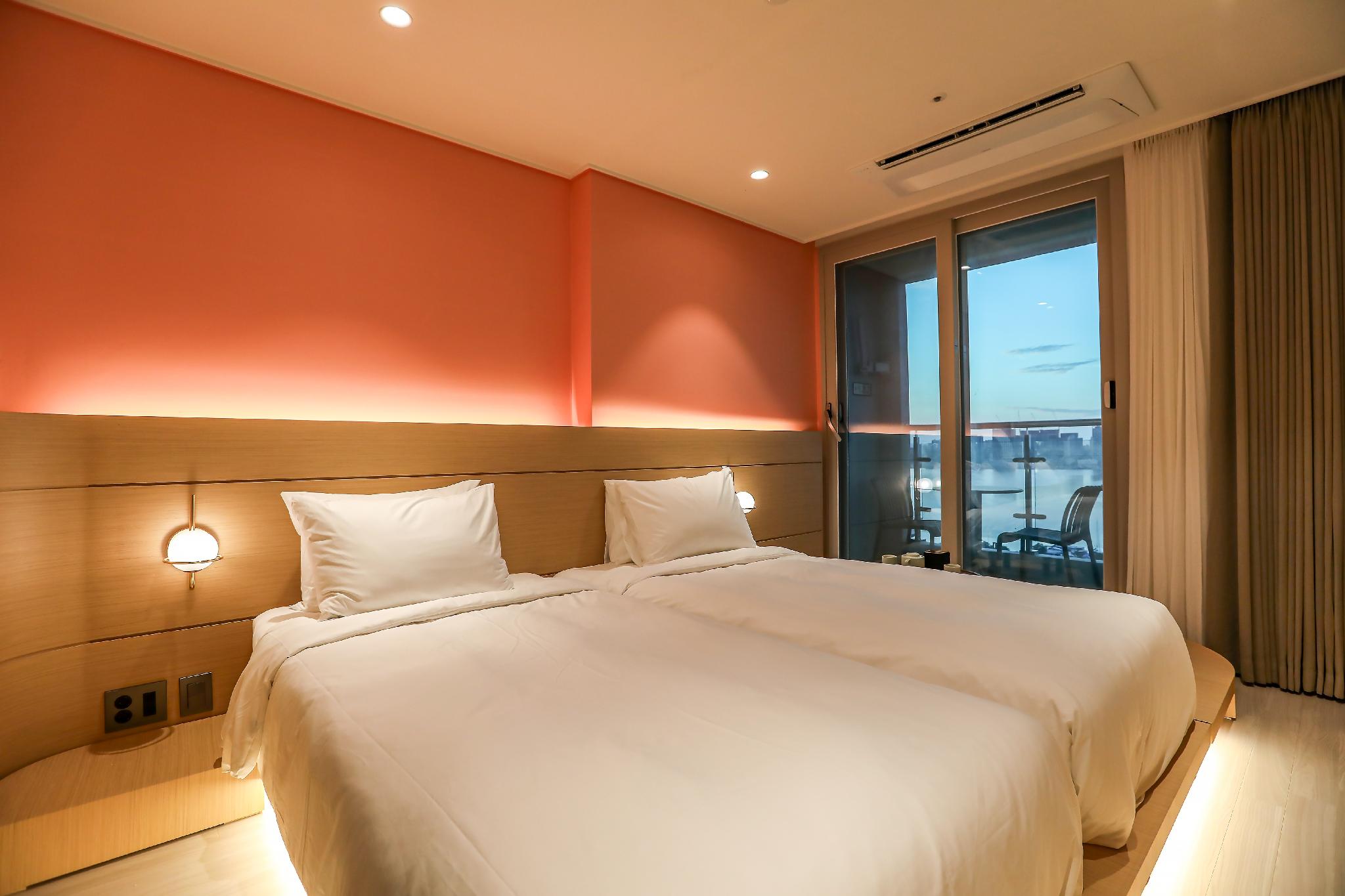 Cozy, Grand, Twin Beds, Lake and Ocean View