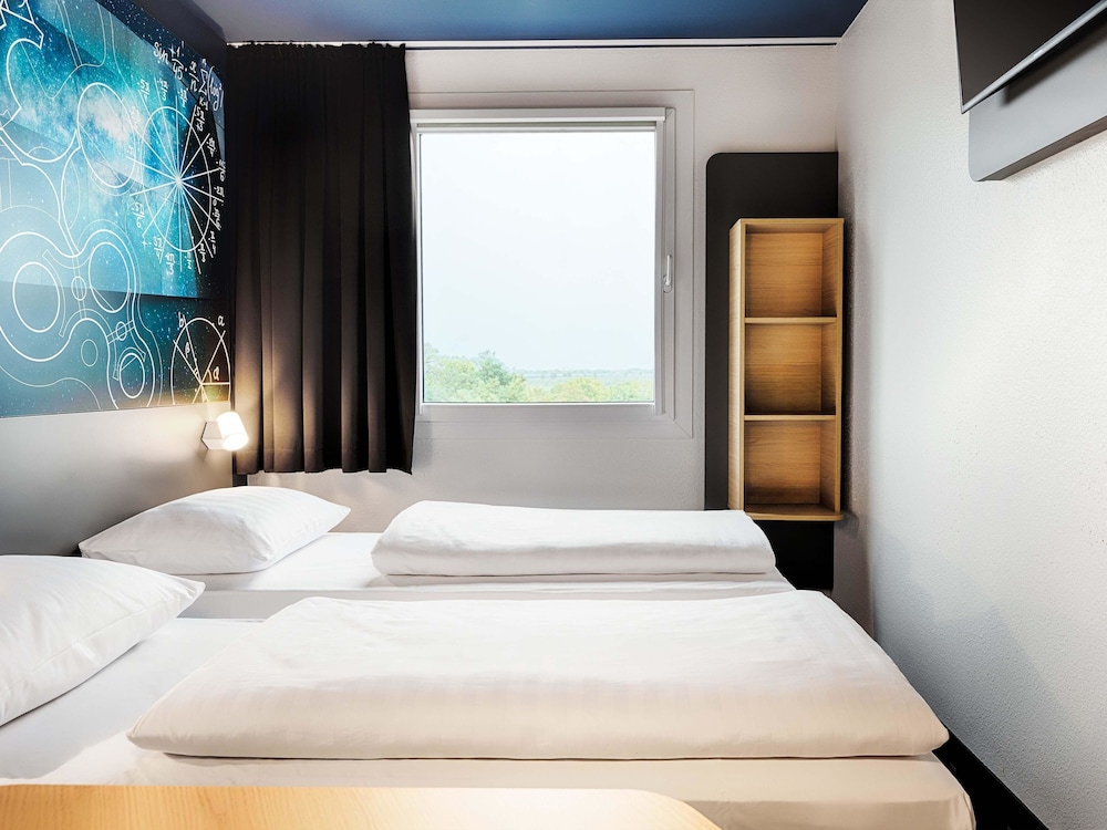 ROOM, TWIN BEDS