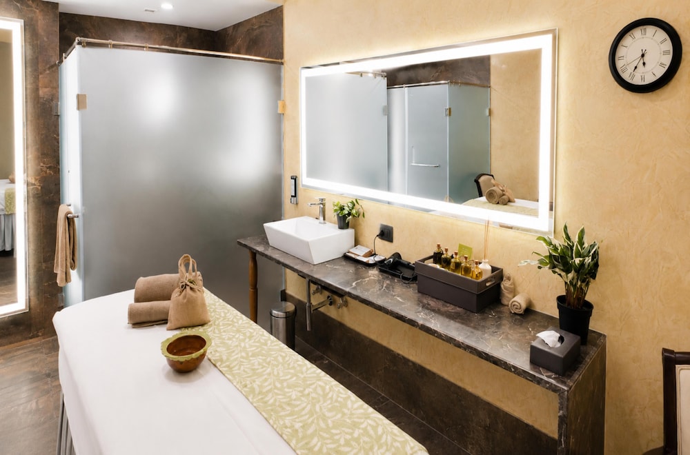 Gift City Club, a member of Radisson Individuals 18/46
