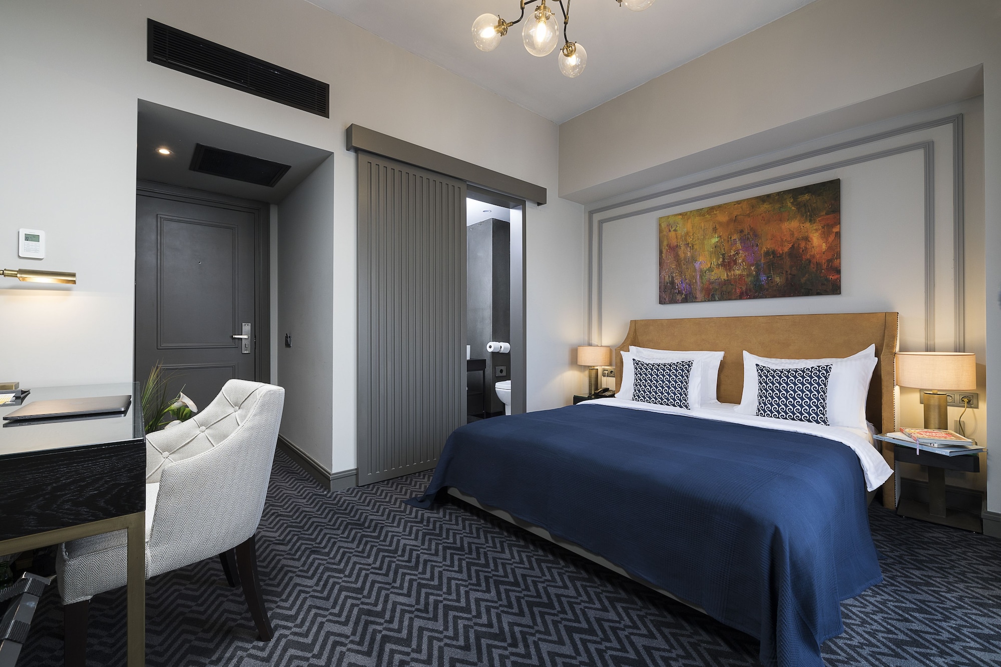 SUPERIOR, QUEEN BED