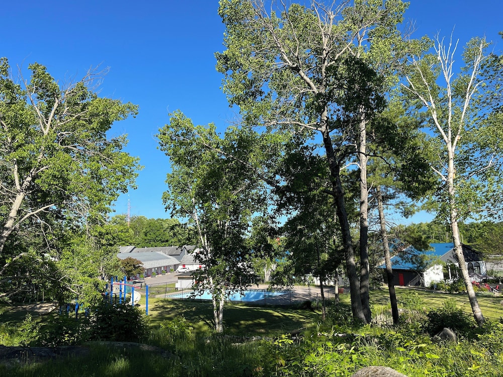 Jolly Roger Inn & Resort 47/50