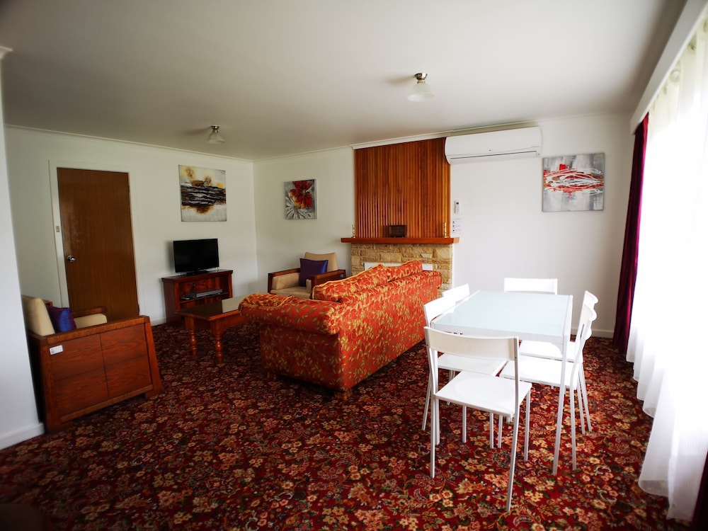 MOTEL MAYFAIR ON CAVELL 40/74