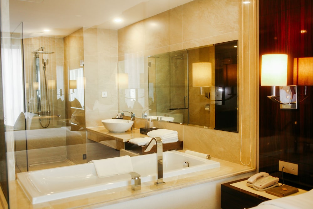 Central Luxury Ha Long Hotel 70/72