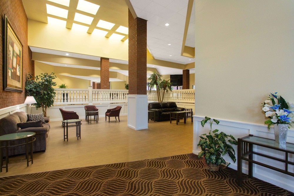 Days Inn Suites Tallahassee Conference Center I 10 Hotel 37/57
