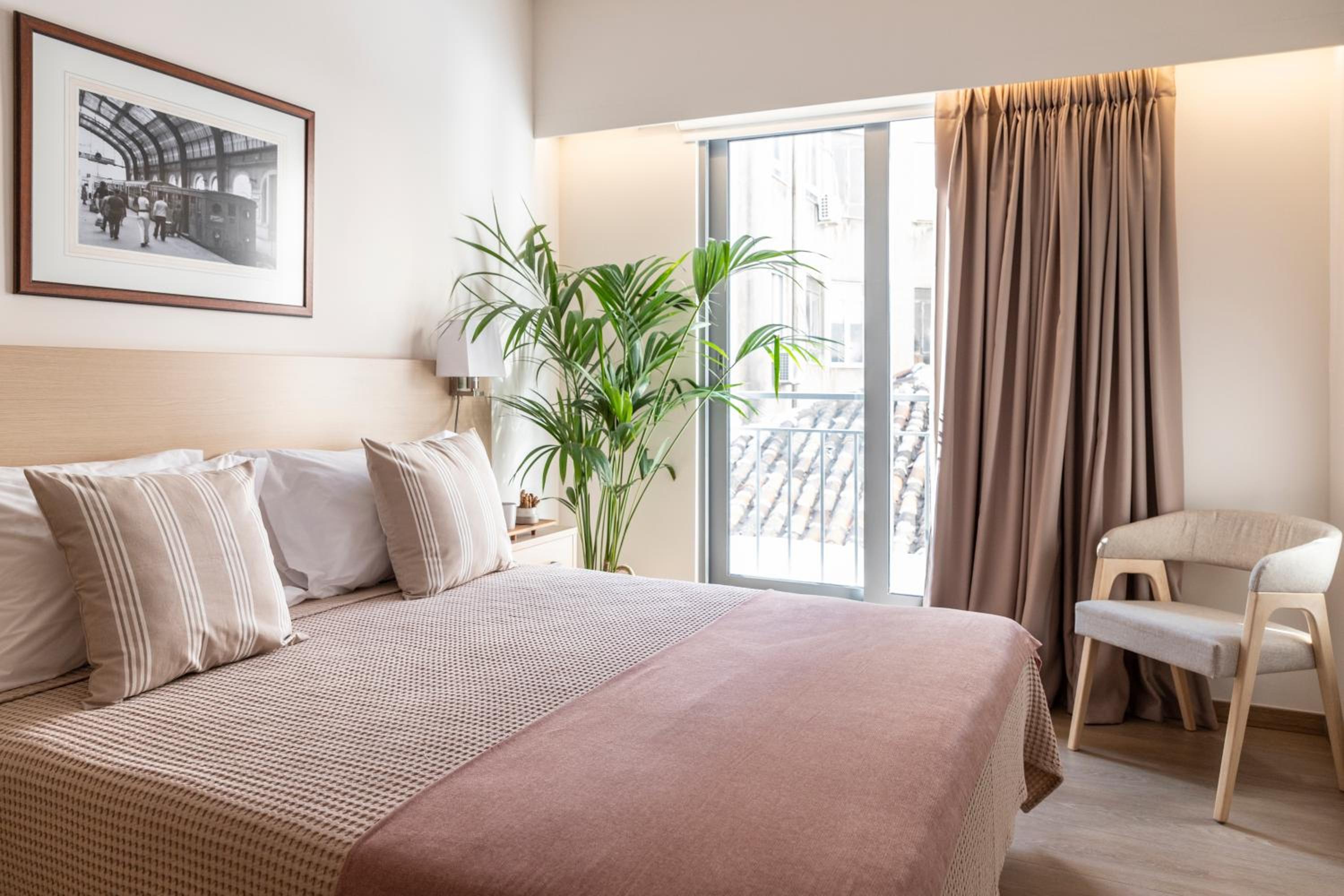 Suite, Queen Bed, City View
