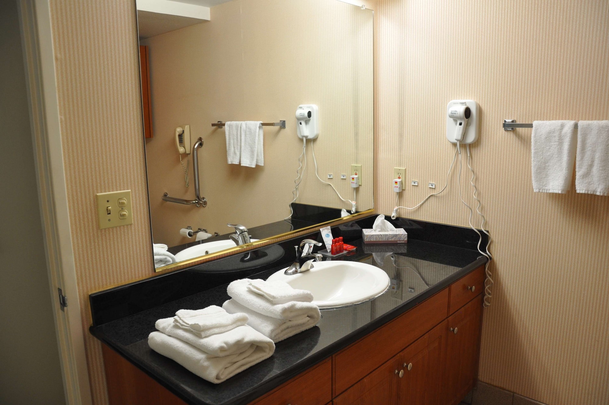 Suite, Multiple Beds, Sofa، Surestay Hotel By Best Western Castro Valley 4/4