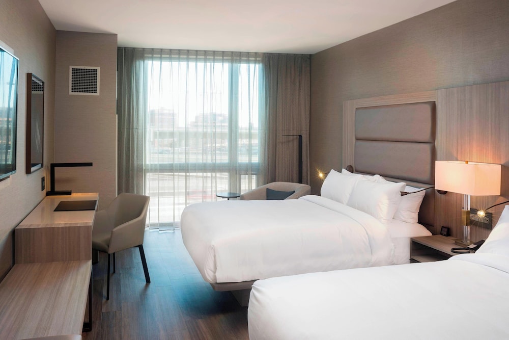 غرفة بسريرين كوين بشرفة لذوي الإعاقة