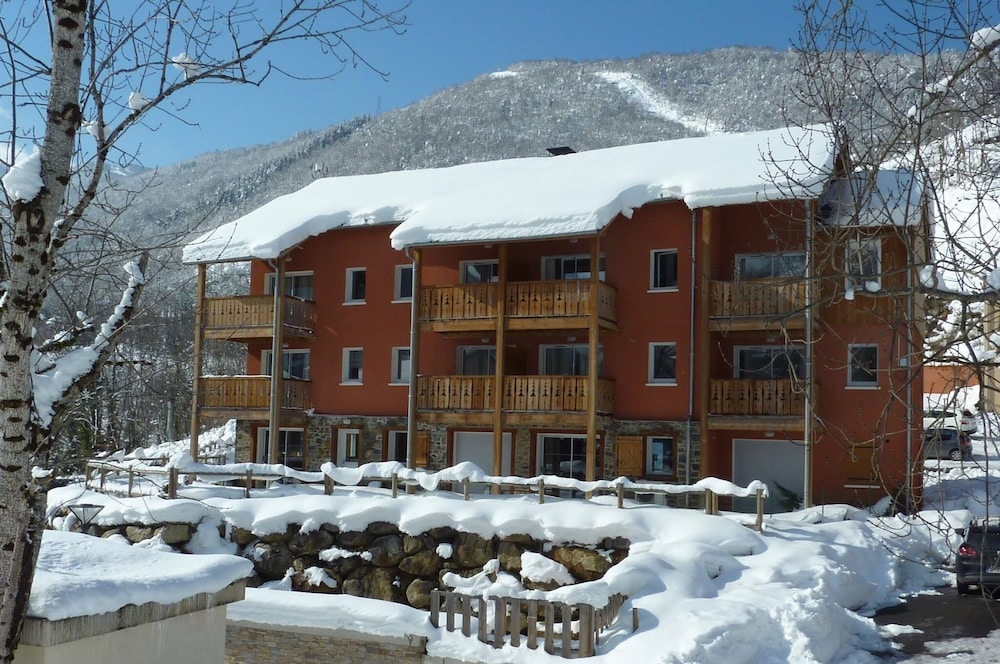 DOMAINE DE LA VALLÉE D´AX 6/63
