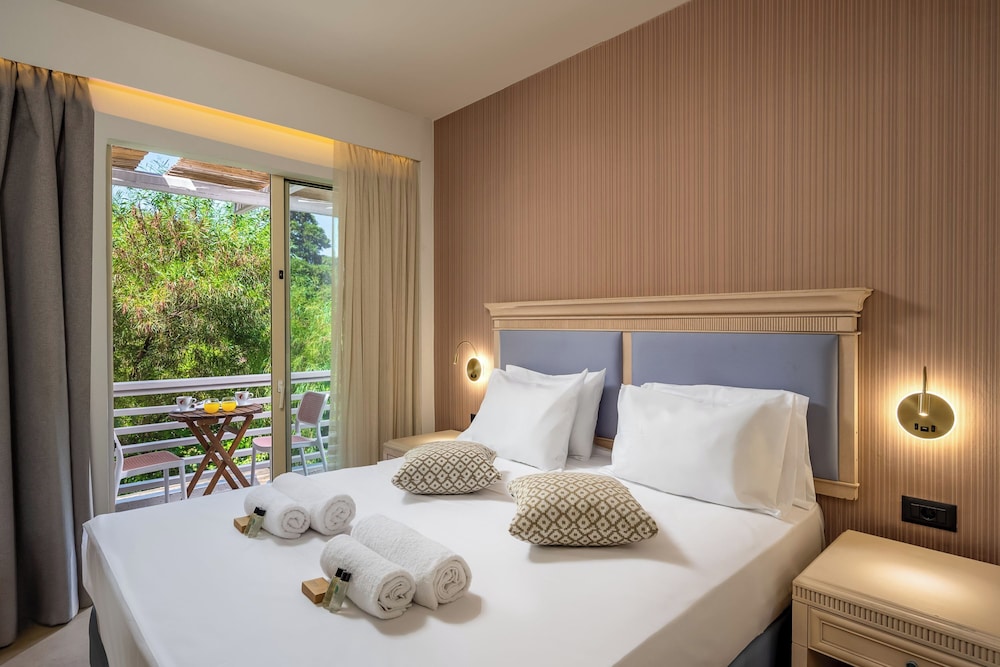 PINE TREES ART HOTEL 23/50