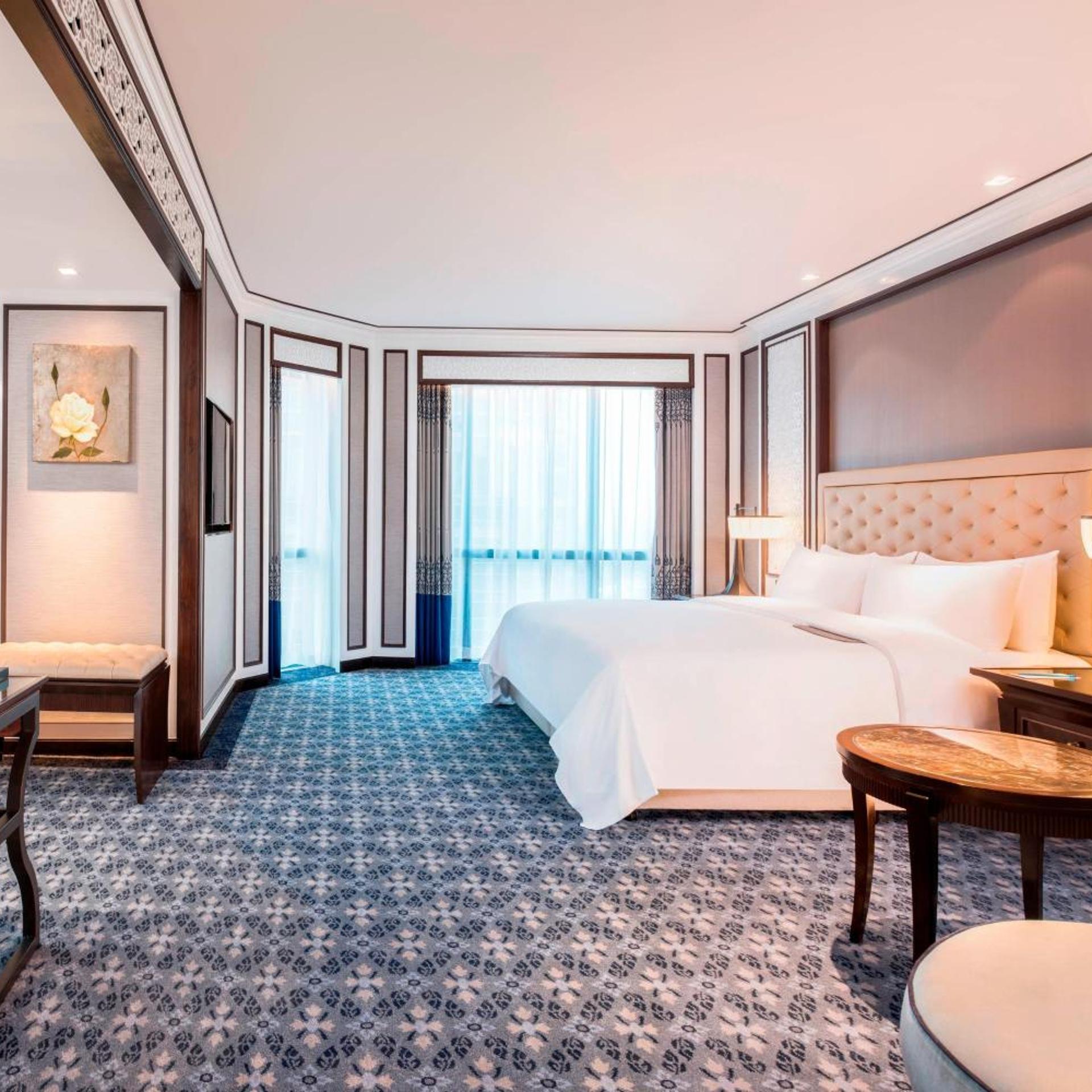Royal, Club, Suite, King Bed, City View, Club Lounge Access