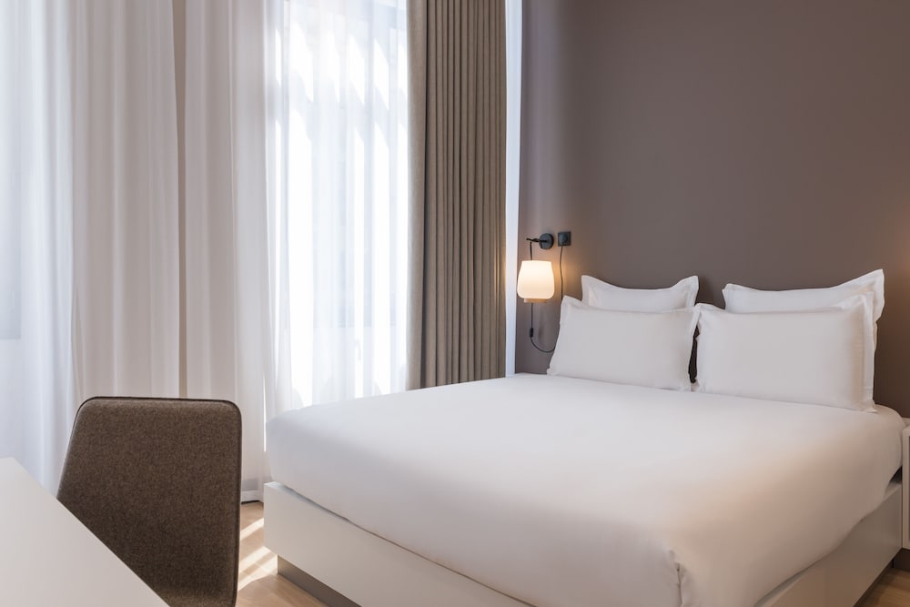 EXECUTIVE, QUEEN BED