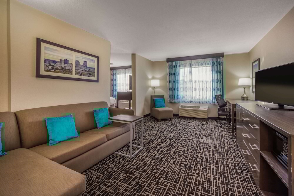 La Quinta Inn & Suites by Wyndham Fairborn Wright-Patterson 34/50