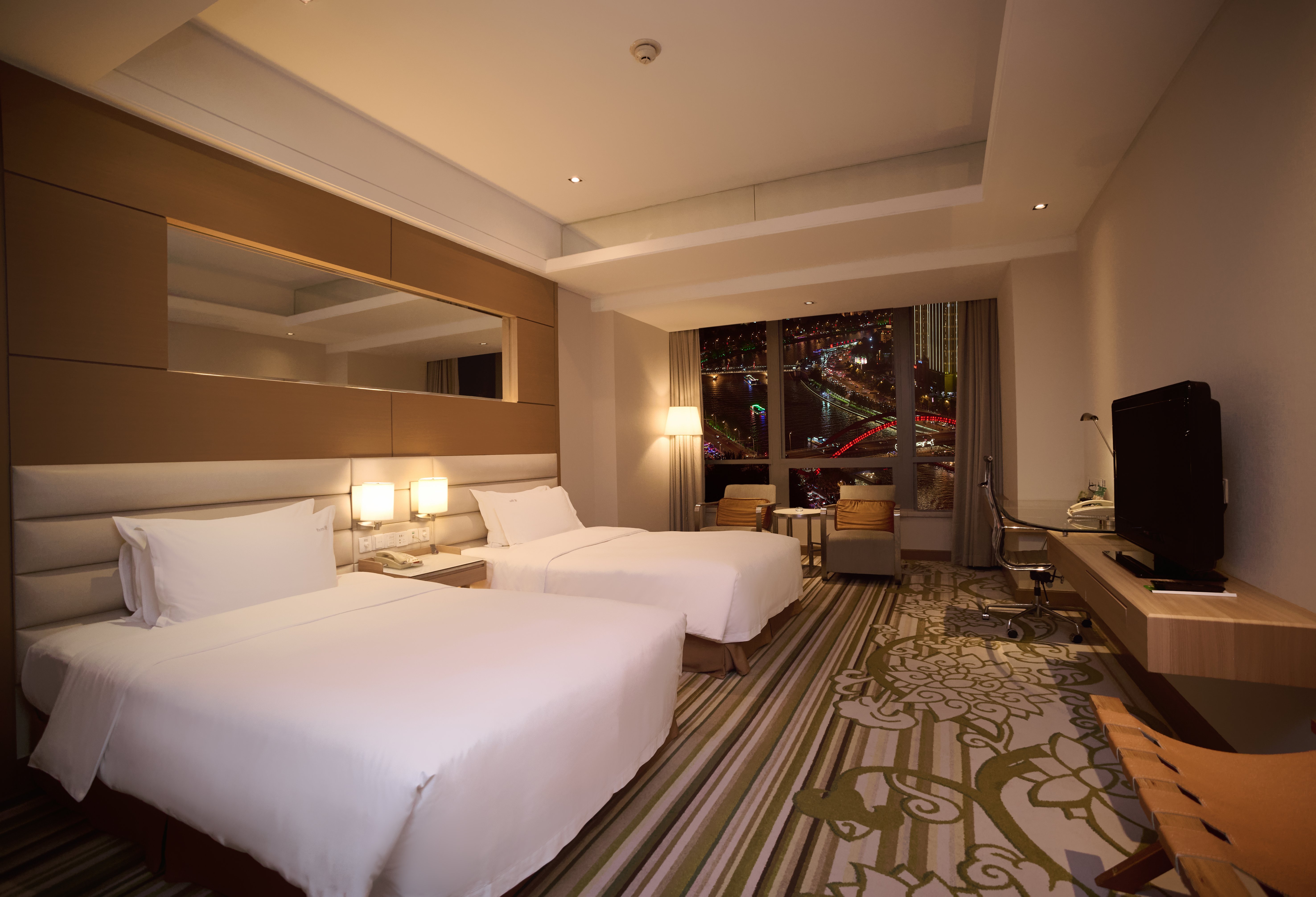 غرفة قياسية بسريرين منفصلين بإطلالة على النهر، Holiday Inn Tianjin Riverside 2/4