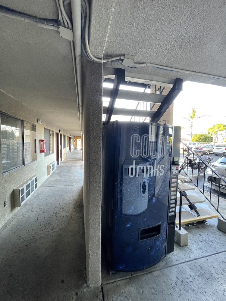 Hotel Milagro (ex Highway Inn Chula Vista) 23/25