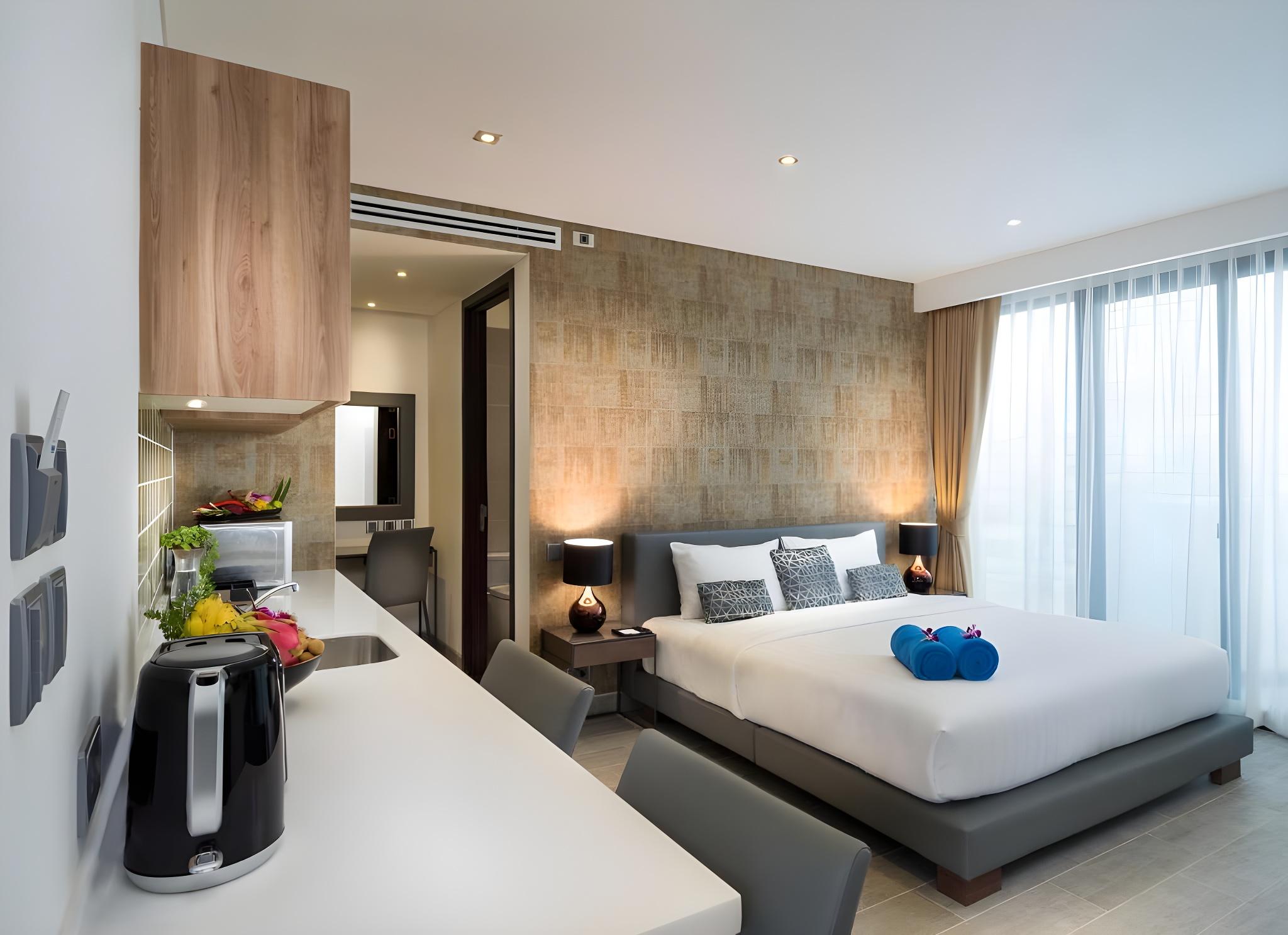 Deluxe, Queen Bed, Pool Access