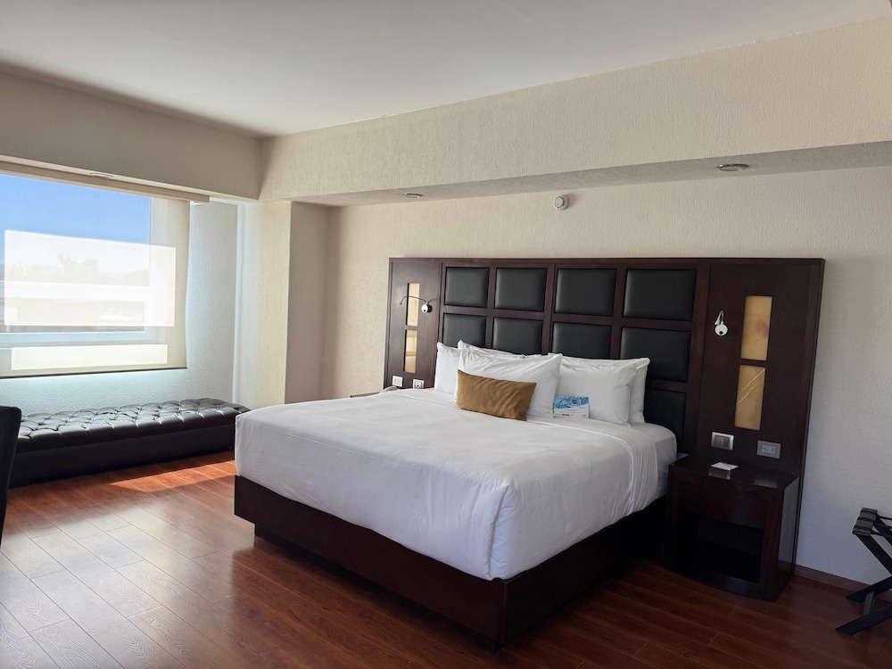 UPGRADE, SUITE, KING BED