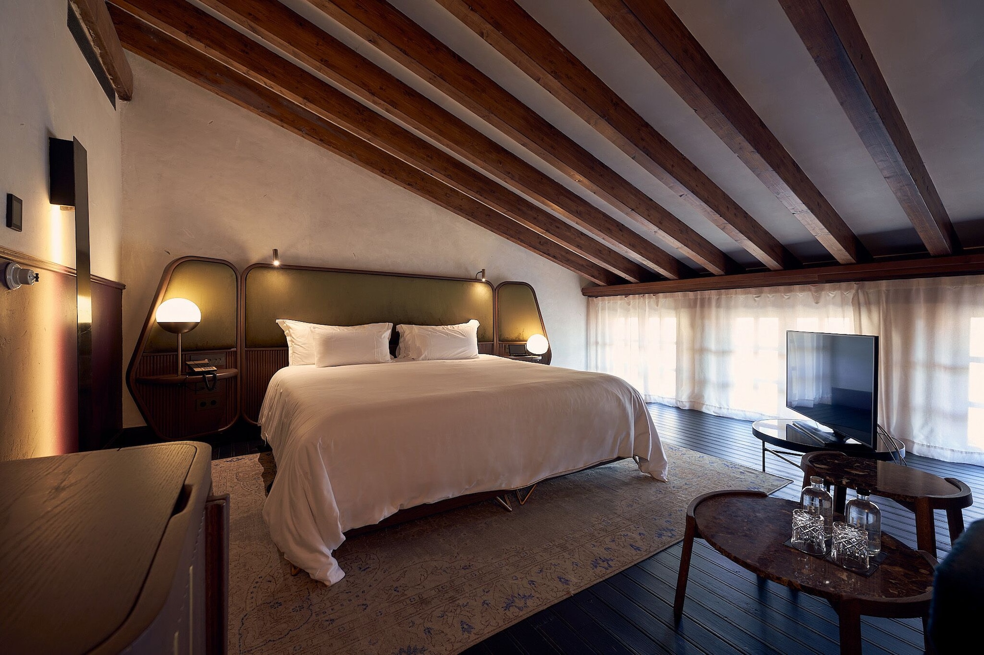 DELUXE, SUITE, KING BED