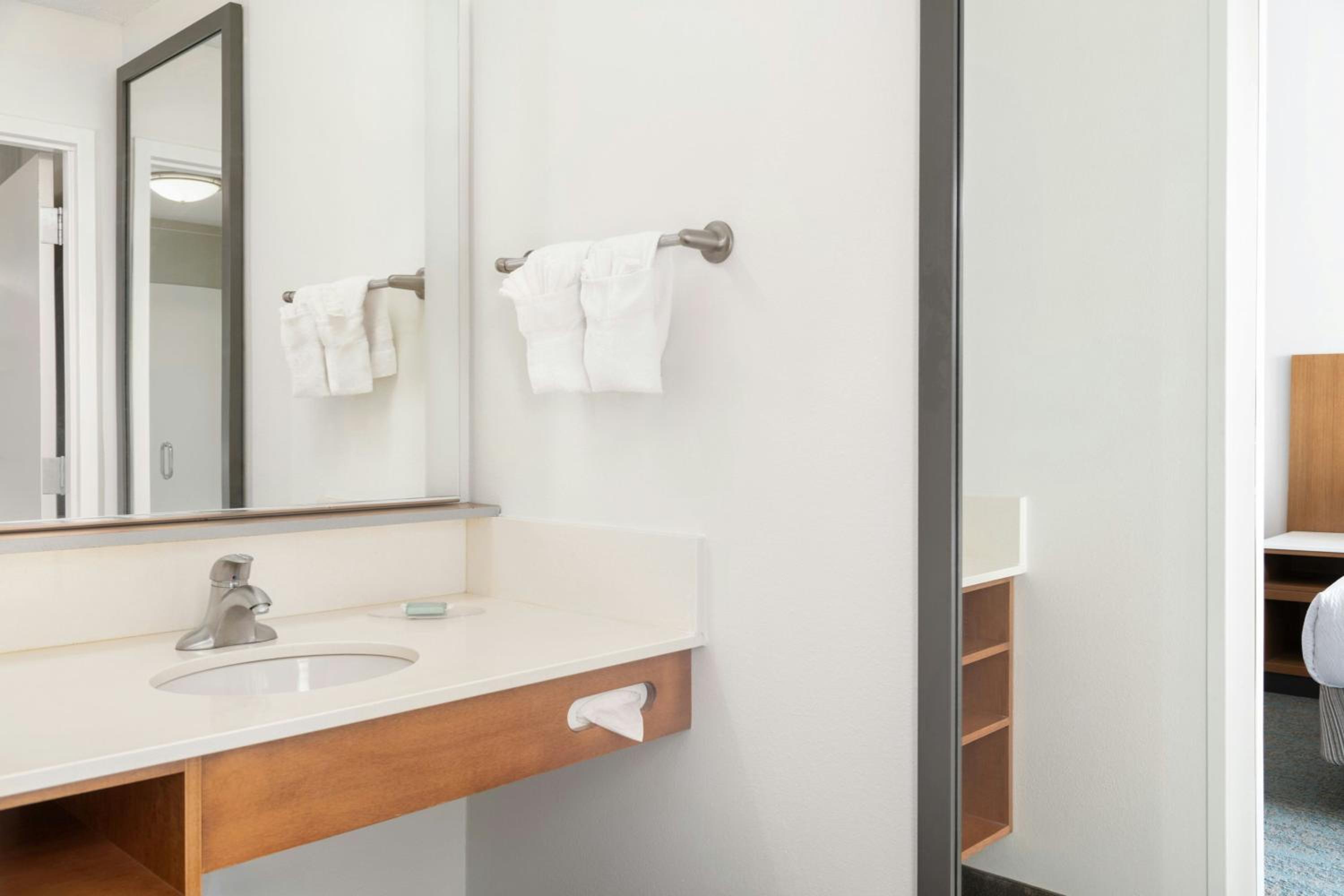 جناح كبير بسريرين كوين مع سرير سحّاب إضافي مع أريكة لذوي الإعاقة، SpringHill Suites Detroit Auburn Hills 5/9