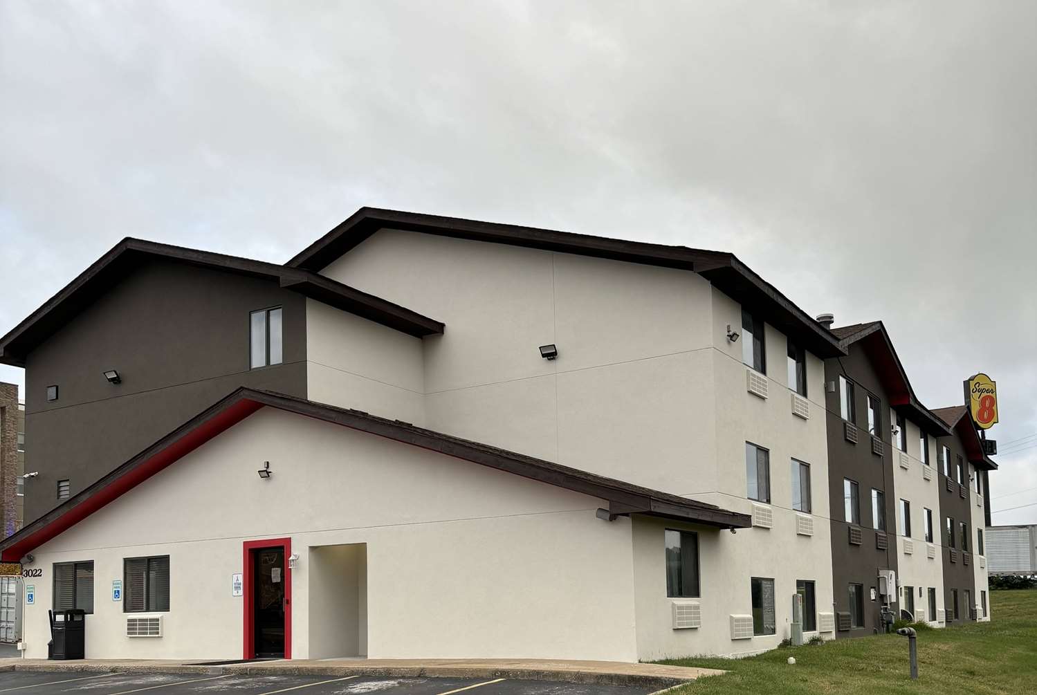 Super 8 by Wyndham Springfield North I-44 1/7