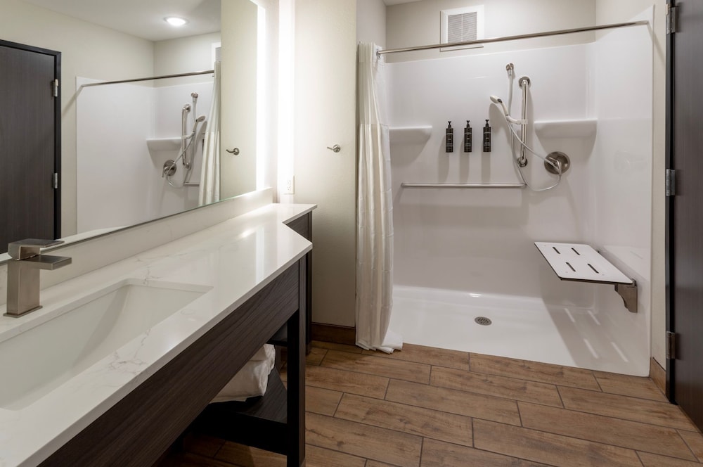 GrandStay Hotel & Suites Algona IA 21/22
