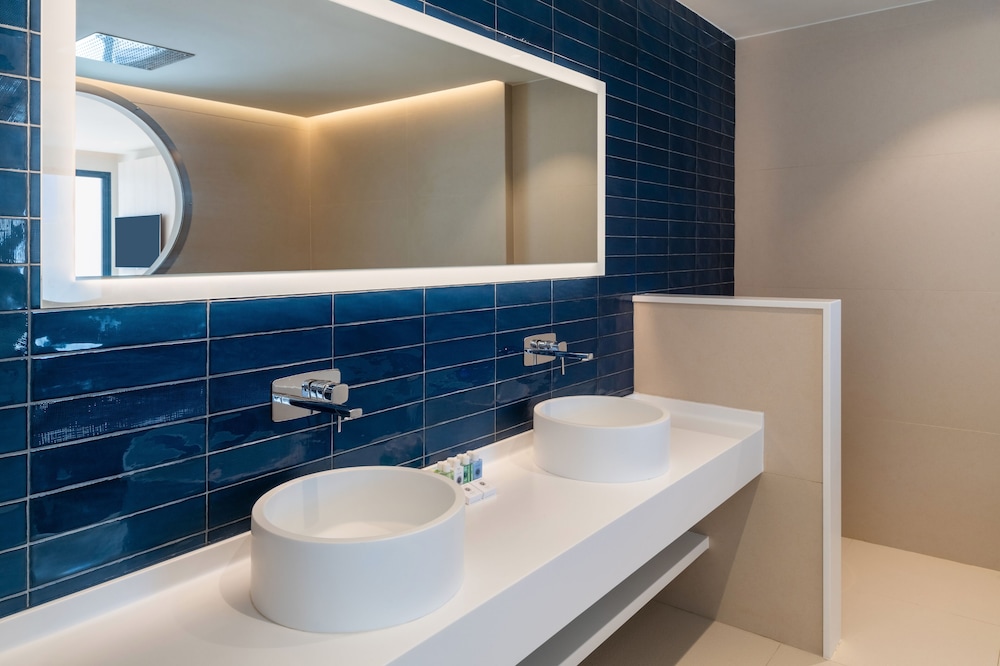 Royal Marina Suites Boutique Hotel 48/50